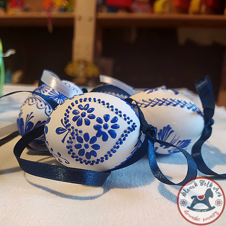 Waxy Easter egg (white -blue)